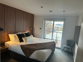 City fringe modern apartment with car parking Hobart